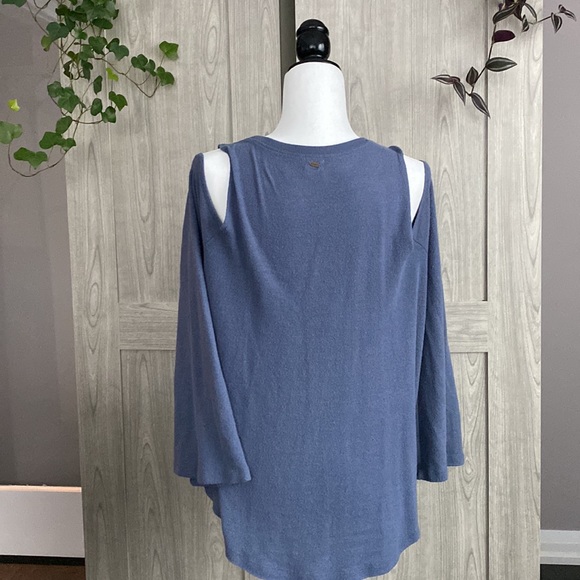 3 for 20$ 💜 O’Neill Sweater - Picture 2 of 5